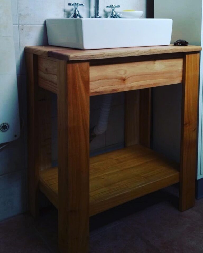 Vanitory en madera de paraíso.