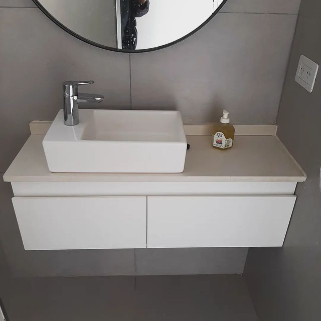 Vanitory en madera kiri. Laqueado en blanco